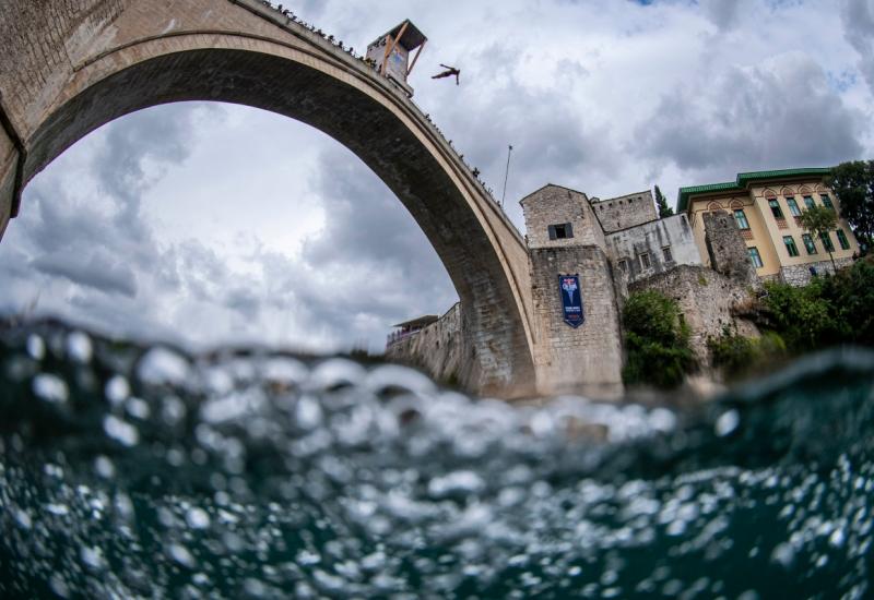 Red Bull Cliff Diving u Mostaru - Sjajan nastavak Red Bull Cliff Divinga u Mostaru uprkos kiši, sutra veliko finale